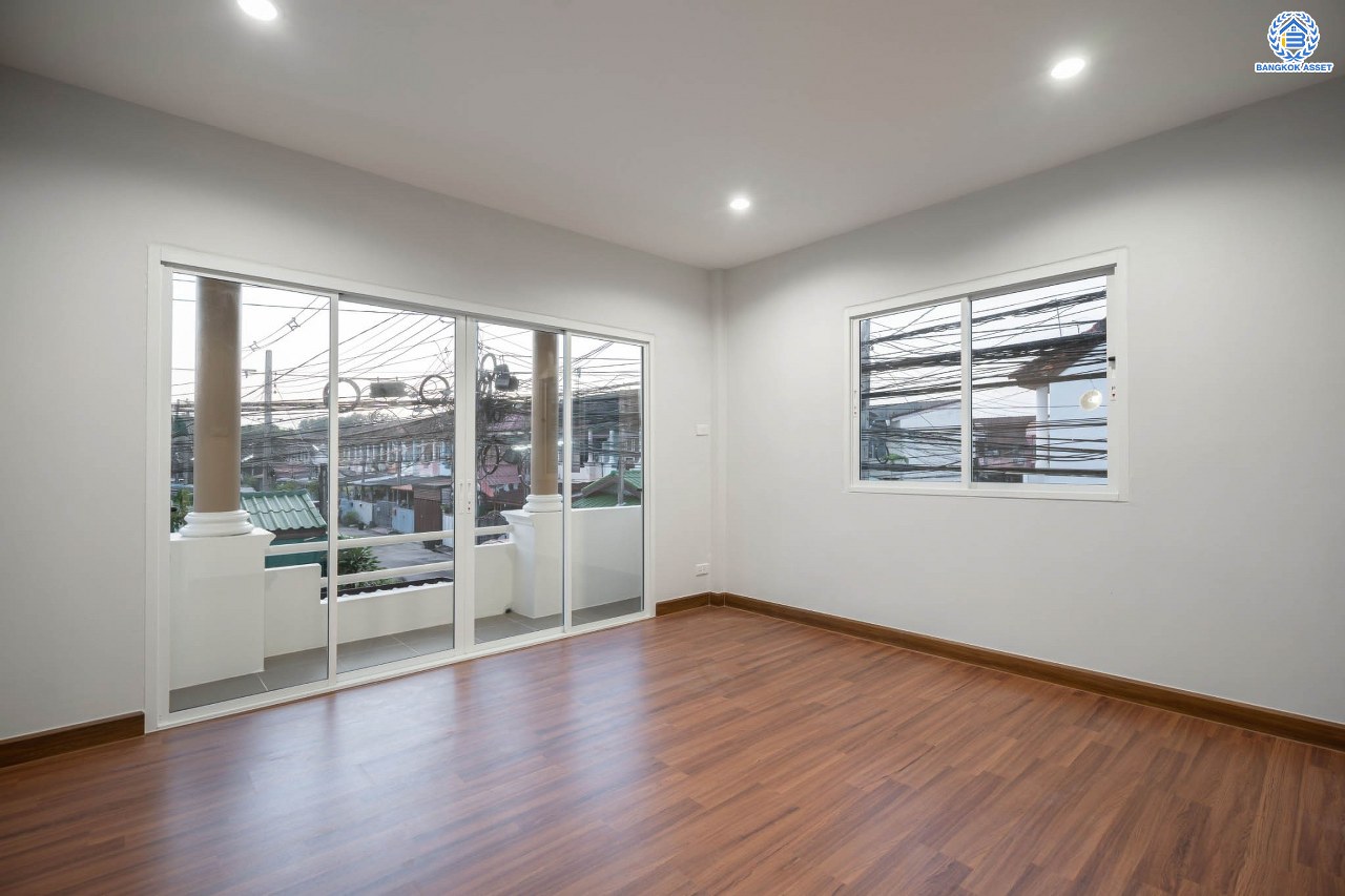 บ้านมือสองตกแต่งใหม่ โครงการ บ้านดุลิยานนท์ ติวานนท์ ทาวน์เฮ้าส์พร้อมอยู่ หลังมุม ราคาสุดคุ้ม! เนื้อที่ 16 ตร.ว. ฟังก์ชัน 2 ห้องนอน 2 ห้องน้ำ 1 ที่จอดรถ บนทำเลเชื่อมต่อเมือง ใกล้รถไฟฟ้าสายสีชมพู "สถานีสามัคคี" และจุดขึ้นทางด่วน "งามวงศ์วาน"